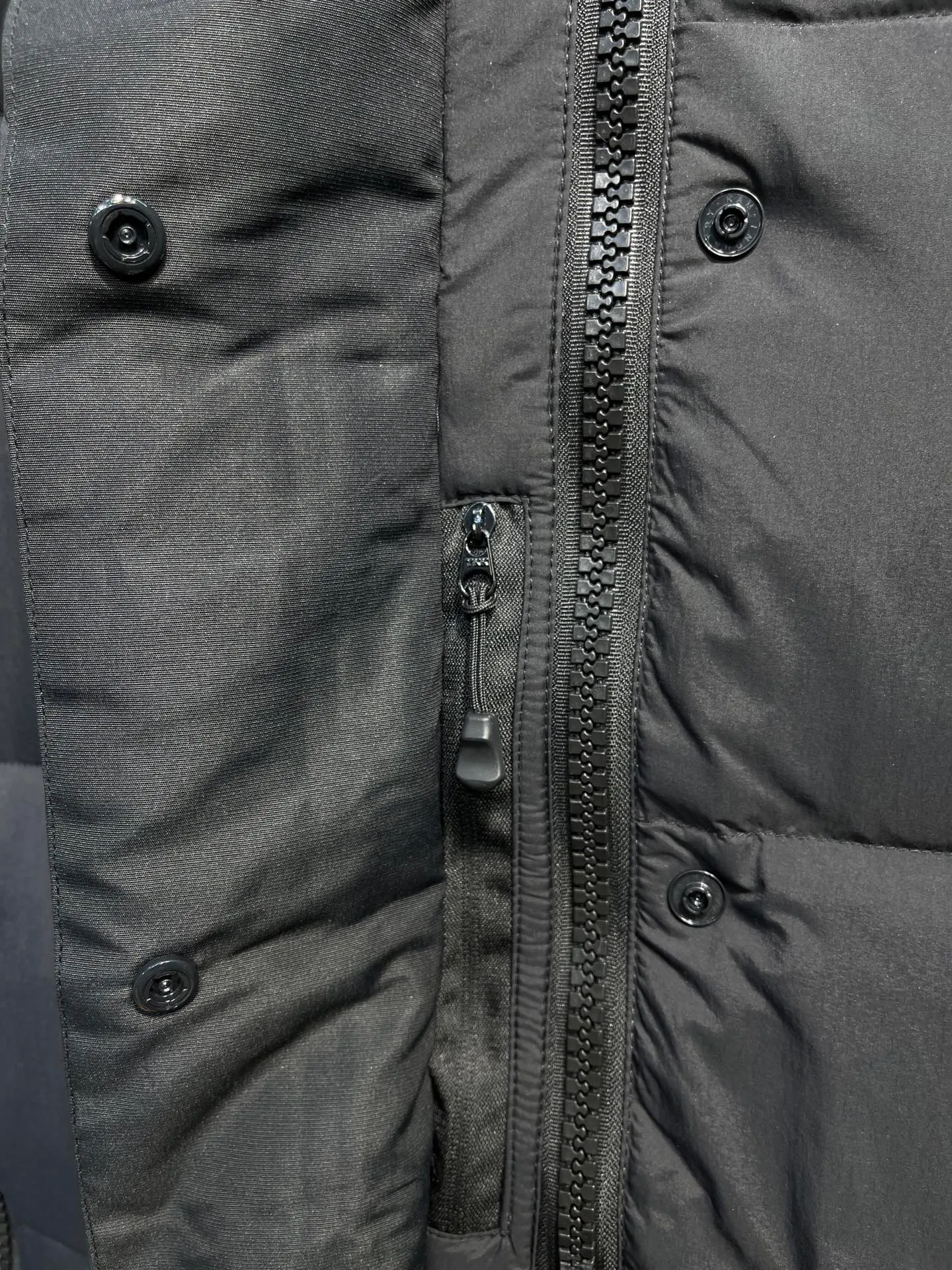 P740 Canada Goose🌟Ouyang Nana's same style 3m reflective black label down jacket junction junction parka is light weight and warm. The Junction Parka is made from soft enduraluxe fabric with cordura for added durability in high-wear areas, making it lightweight and durable. 360-degree reflective strips on the collar improve visibility in low-light environments. Features a removable hood for easy wearing during transitional periods when the weather warms up.  size：xs-xxl